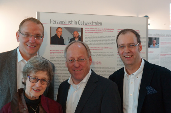 (von links nach rechts: Peter Struck (Geschäftsführer der Aidshilfe Bielefeld e.v.), Dr. Angelika Vogel (1. Vorsitzende), Pit Clausen (Oberbürgermeister von Bielefeld), Oliver W. Schulte (Projektleiter Herzenslust Bielefeld)