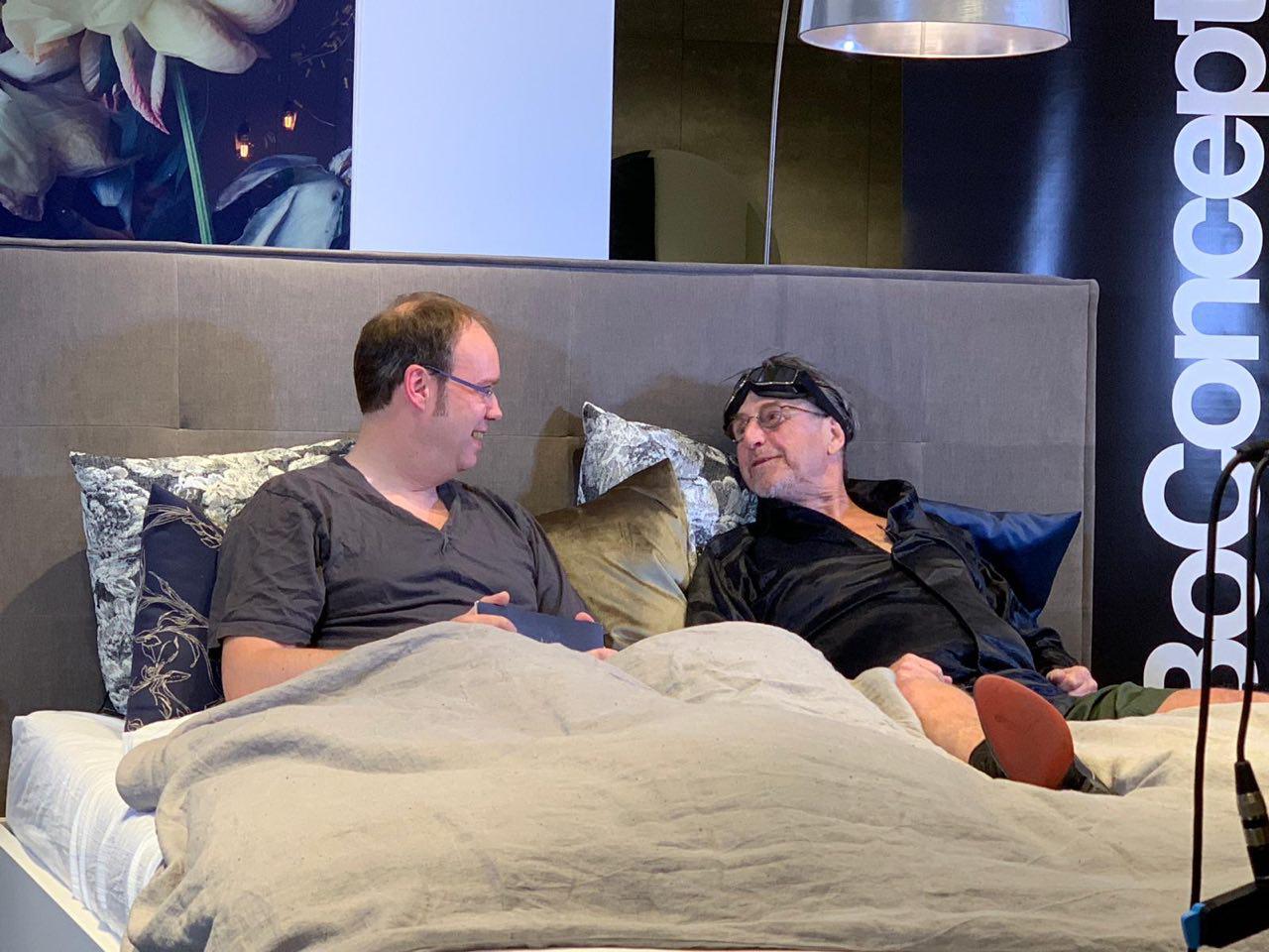 Moderator Oliver W. Schulte im Bett mit Promi Martin Semmelrogge in der großen Show Bettgeschichten