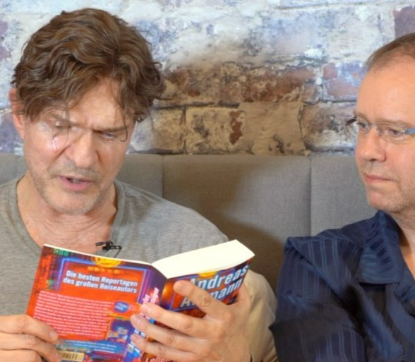 Moderator Oliver W. Schulte im Bett mit Bestsellerautor Andreas Altmann in den Bettgeschichten on Tour in Freiburg