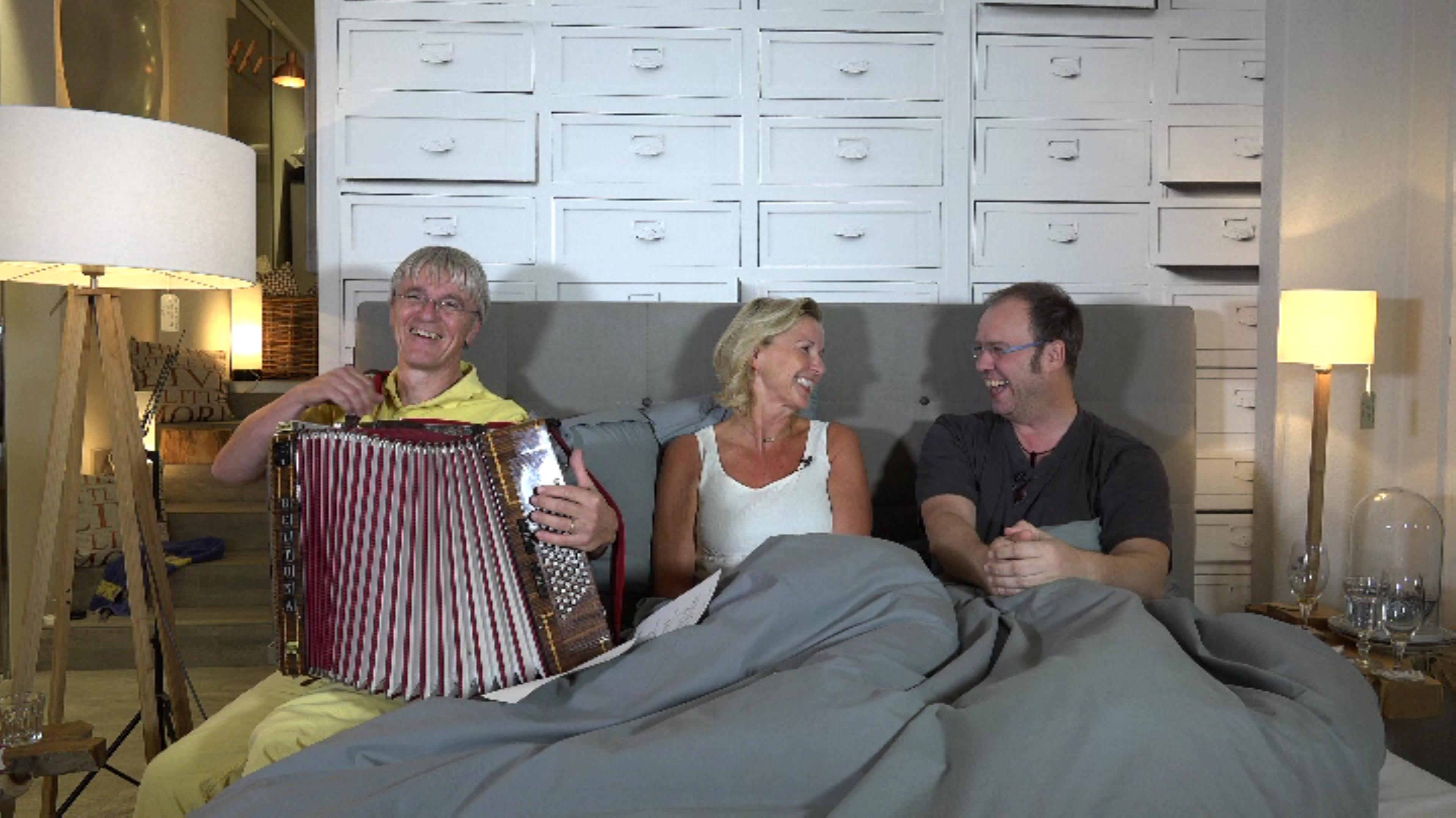 Moderator Oliver W. Schulte im Bett mit Bestseller-Autorin Hera Lind in der großen Show Bettgeschichten