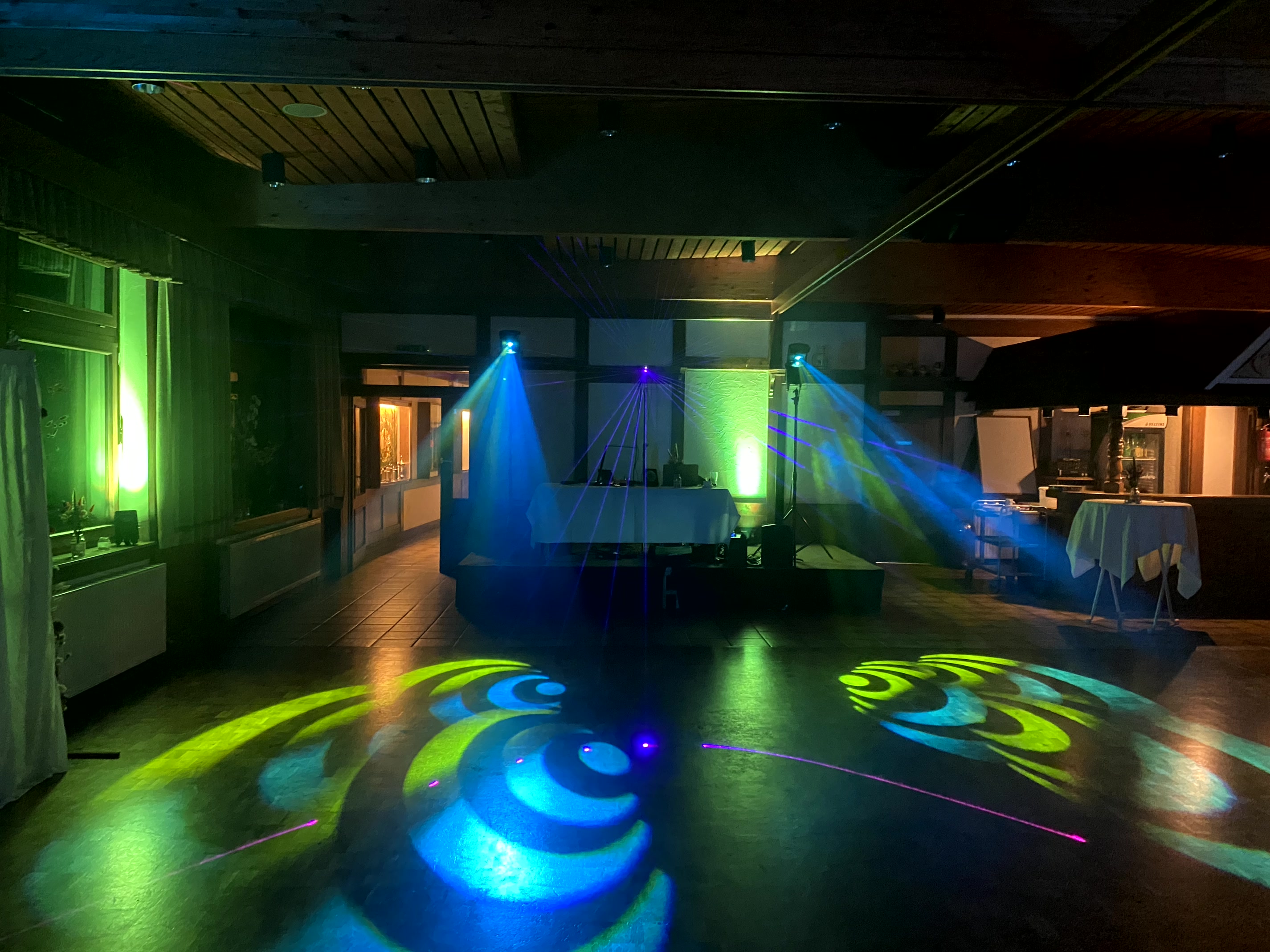 Fabelhafte Light- und Lasershows verwandeln die Hochzeits-Location und laden zum Tanzen ein.
